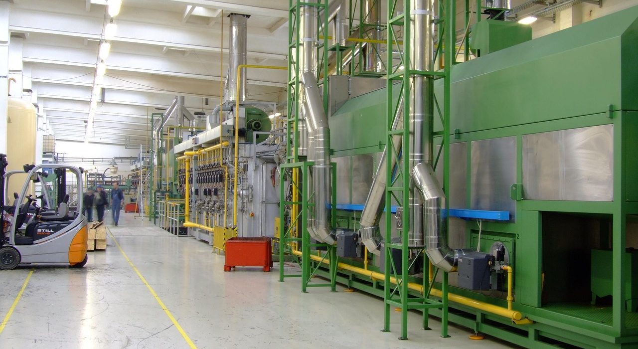 Trump Proposes 100% Tariff on Chips; Apple to Boost US Pr...