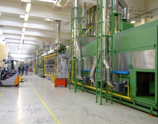 Trump Proposes 100% Tariff on Chips; Apple to Boost US Pr...